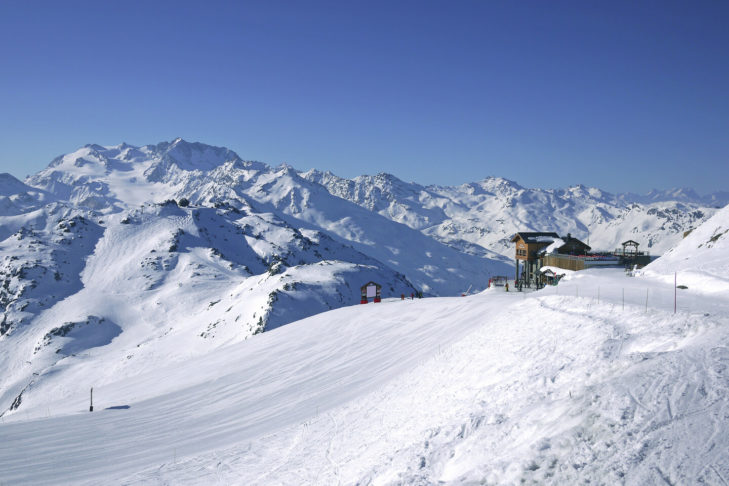 Winter sports enthusiasts will find countless kilometres of pistes in the Trois Vallées ski area.