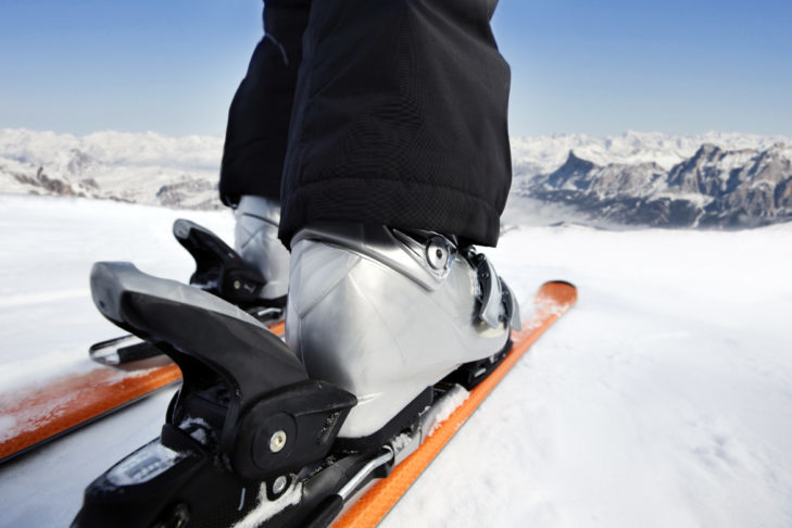 Only with the right skis and fitting ski boots can you start heading out to the slopes.