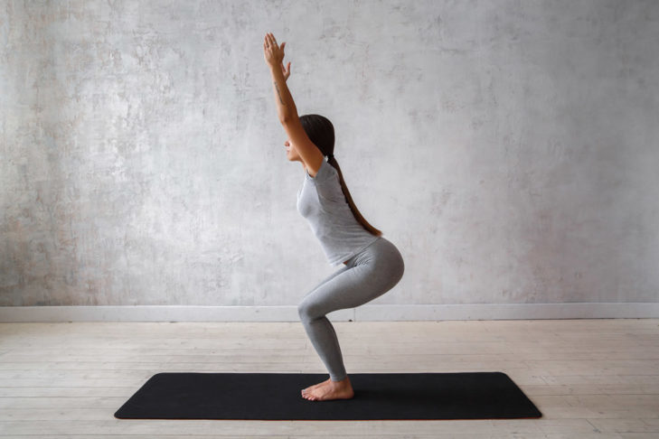 The chair pose prepares for the position on skis with bent knees and thus strengthens the leg and buttocks muscles that support the knees.