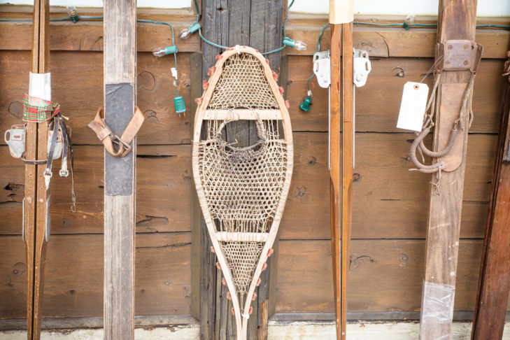 Ski decorations are particularly suitable for houses with wooden elements.