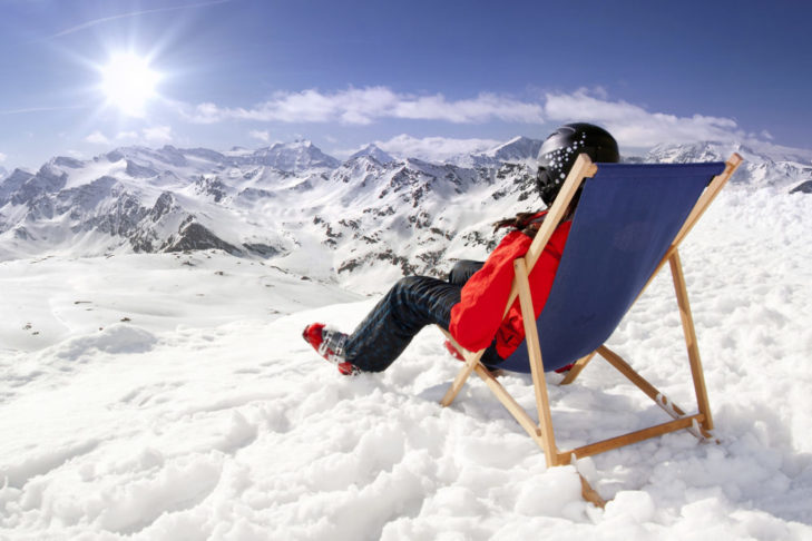 During a ski holiday, it is important to take sufficient breaks so as not to overexert yourself.