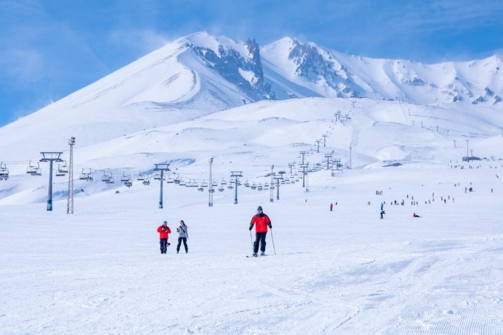 The Erciyes-Kayseri ski area boasts a total of 55 kilometres of pistes at altitudes of up to 3,346 metres.
