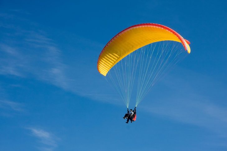 Paragliding is just one of the many activities that await winter sports enthusiasts in Val Gardena/Alpe di Siusi.