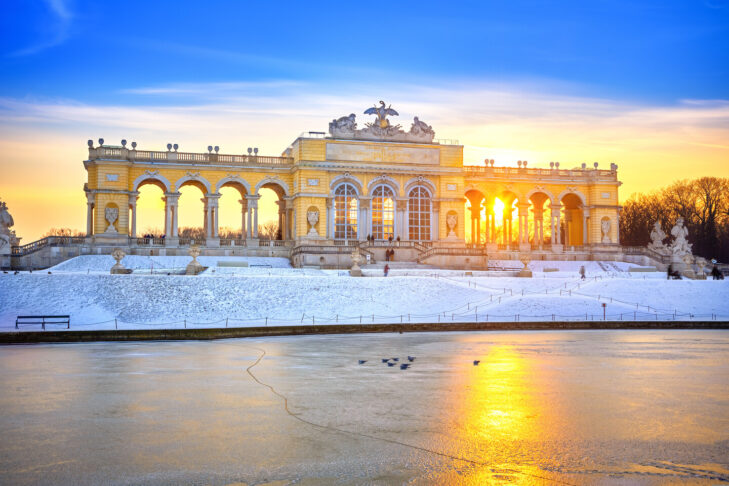 Schönbrunn Palace in Vienna with its Gloriette makes the hearts of culture lovers beat faster.