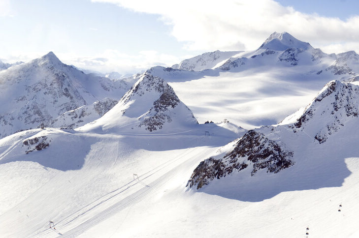 The Retten and Tiefenbach glaciers are connected by a ski tunnel.