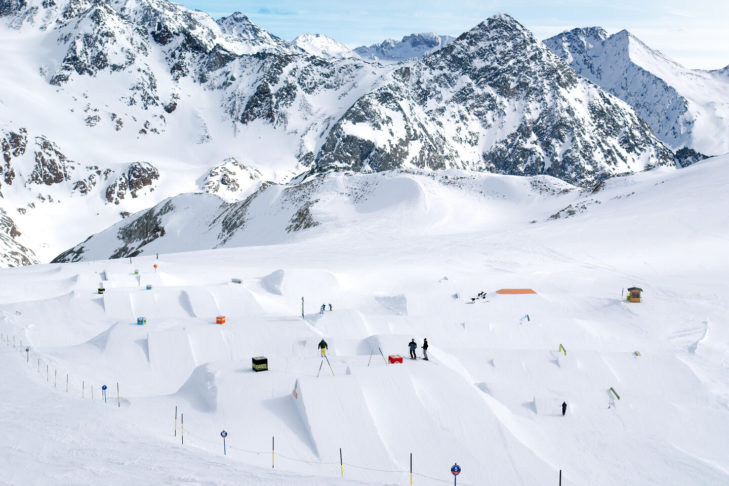 The snow parks, such as the legendary Stubai Zoo, are among the highlights of the Tyrolean glacier ski area.