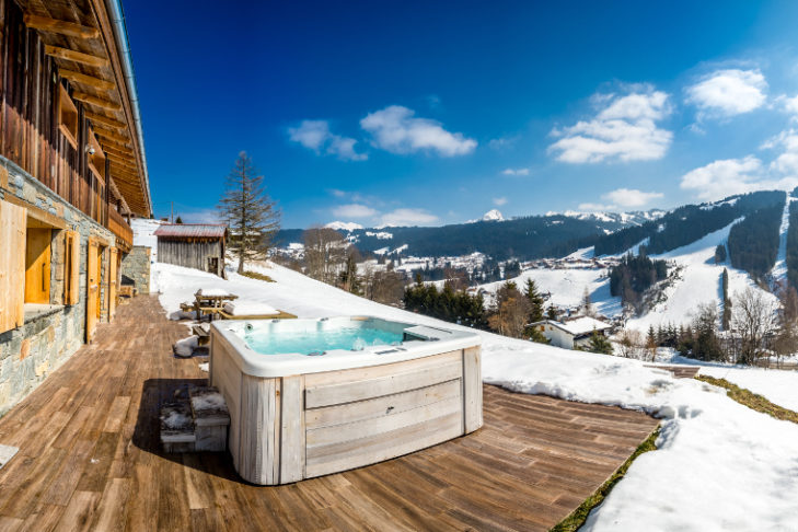 Chalets in French ski resorts treat their guests to the luxury of an outdoor Jacuzzi.