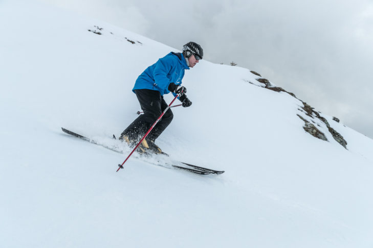 In the short swing technique, the upper body is directed towards the valley.