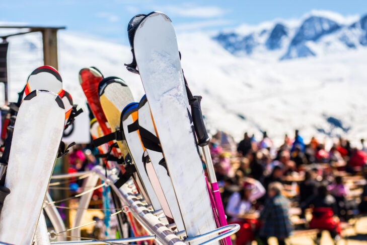 Especially when stopping for a break at a mountain hut, where skis are often left unattended, your equipment should be secured with anti-theft protection.