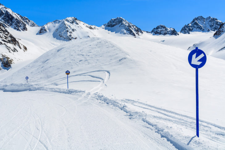 The coloured markings on the edge of the piste provide information about the difficulty of the piste and help with orientation in poor visibility