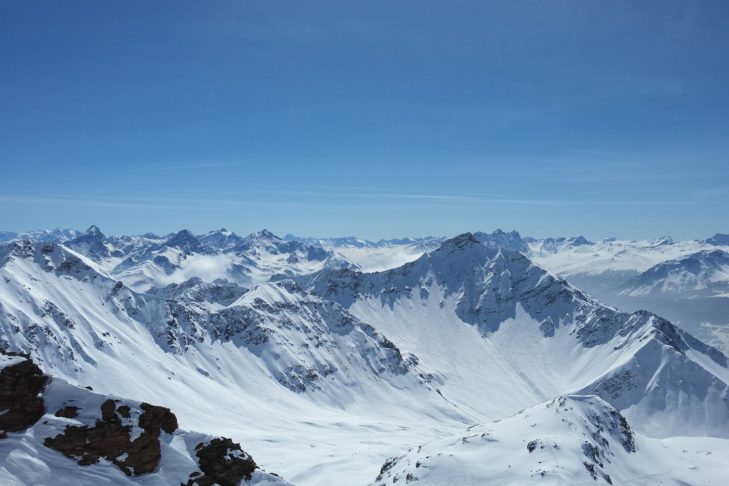 Cross-country skiers can prove themselves on a total of 86 kilometres of trails in Arosa and Lenzerheide.