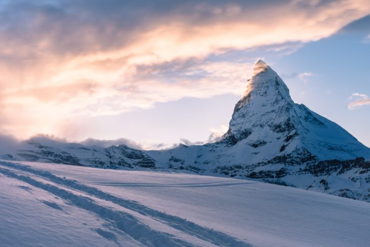 The 38 four-thousand-metre peaks and 14 glaciers that can be seen from the viewing platform in the Matterhorn glacier paradise ski region naturally include the world-famous Matterhorn.