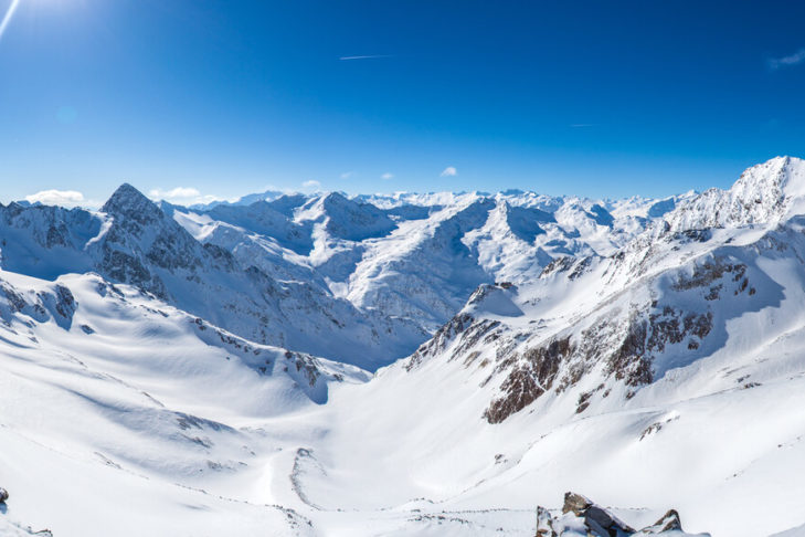 The panorama around the Jochdohle offers views of over 100 three-thousand-metre peaks.