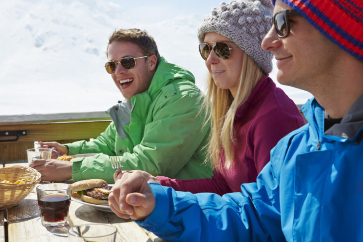 At the Ötzi Biwak ski hut, winter lovers can indulge in delicious South Tyrolean home cooking and a variety of savoury and sweet dishes.