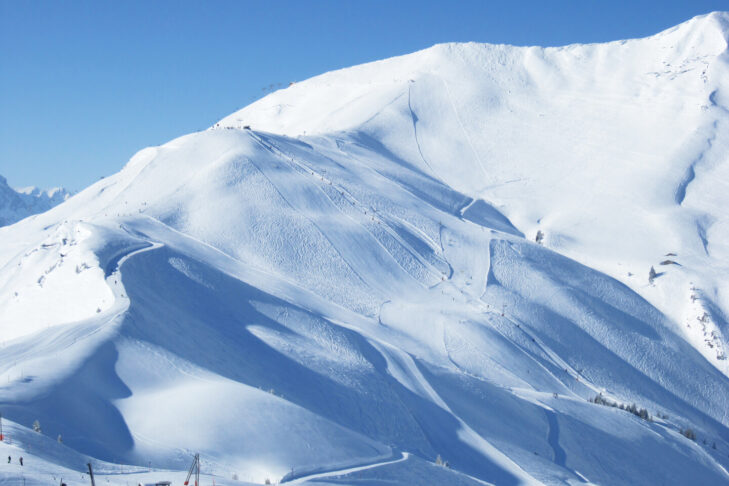 Guests treating themselves to true winter luxury at the Lenkerhof gourmet spa resort can also look forward to over 200 kilometres of fantastic slopes in the Adelboden-Lenk ski area.
