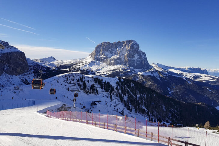 Ski circuits offer hours of fun on the slopes, stretching for many kilometres, as here on the Sellaronda against the backdrop of the Dolomites’ impressive rocky peaks.