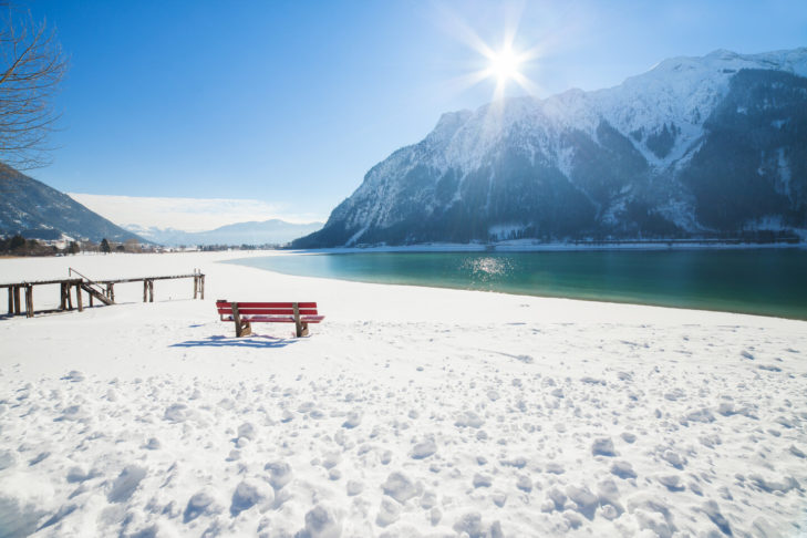 A particularly romantic panorama during winter hiking can be found at the Achensee, glistening in the sun.