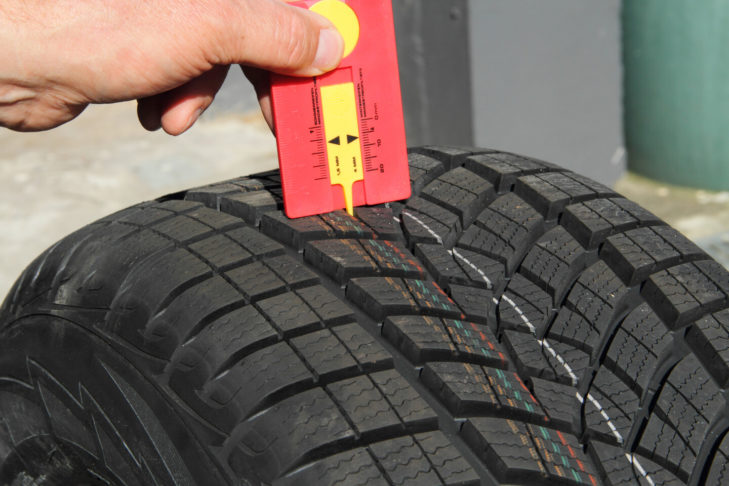 The tread depth of a tyre can be measured with special tools or simply with a conventional one-euro coin