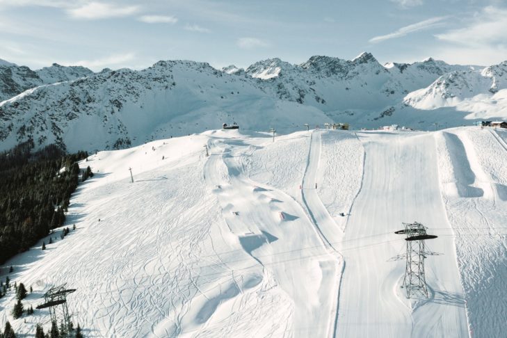 In the snow park and on the slopes of the Arosa-Lenzerheide ski area, winter sports enthusiasts can let their skis and snowboards run wild.
