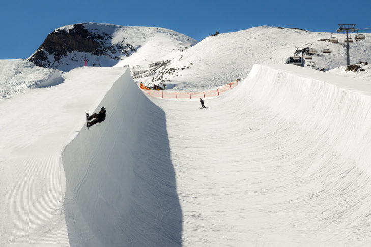 The superpipe in the snowpark on the Kitzsteinhorn is the perfect place for spectacular freestyle tricks