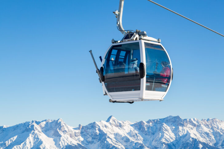 To transport their skis safely, winter sports enthusiasts should always use the holders on the gondolas.