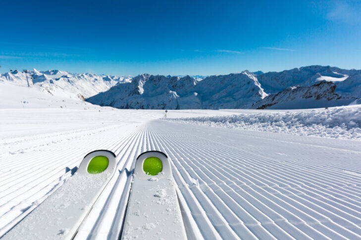 If you want to conjure up wonderful carving turns on a freshly groomed slope, you should take a very close look when choosing your ski length.