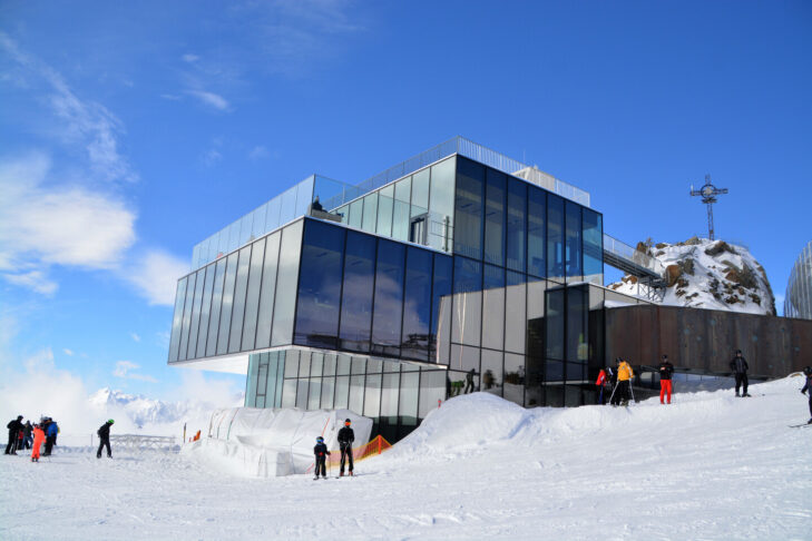 With its futuristic architecture, the ‘ice q’ in Sölden has even served as the backdrop for a James Bond film. It is also one of the most famous mountain restaurants in the Alps.