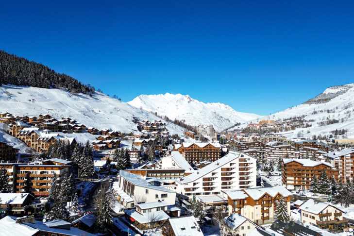 At the start of the season in Les 2 Alpes, SnowTrex's PowderWeek offers not only sunshine and pure skiing fun, but also a great supporting programme.