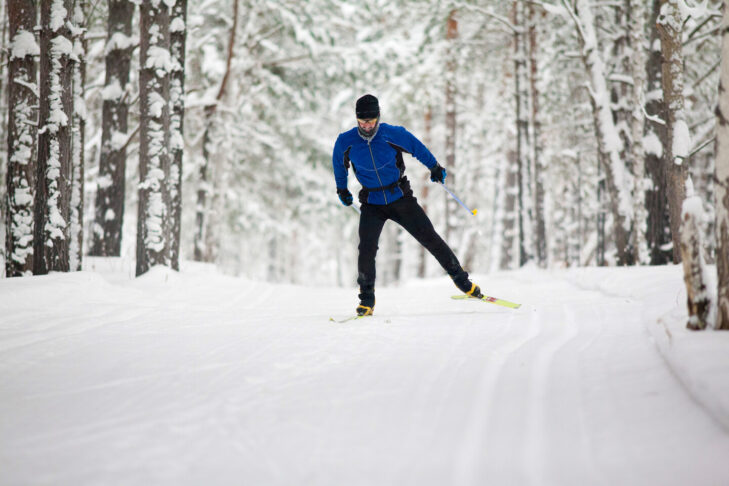 In winter, it can of course get very cold when cross-country skiing, so winter sports enthusiasts should definitely make sure they wear the right clothing, such as hats and jackets.