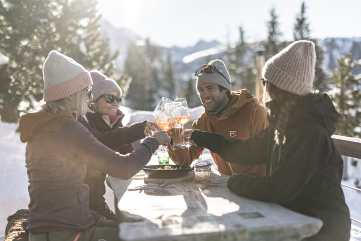 Enjoy drinks, food and a great atmosphere. After a long day’s skiing, there’s no better way to do this than with après-ski, as here in the Zillertal Arena.