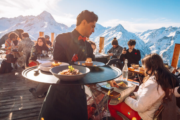 Whether in mountain huts in ski areas or in restaurants and clubs in the ski resorts, culinary delights and both cold and hot drinks are always served when skiing in the Isère department.
