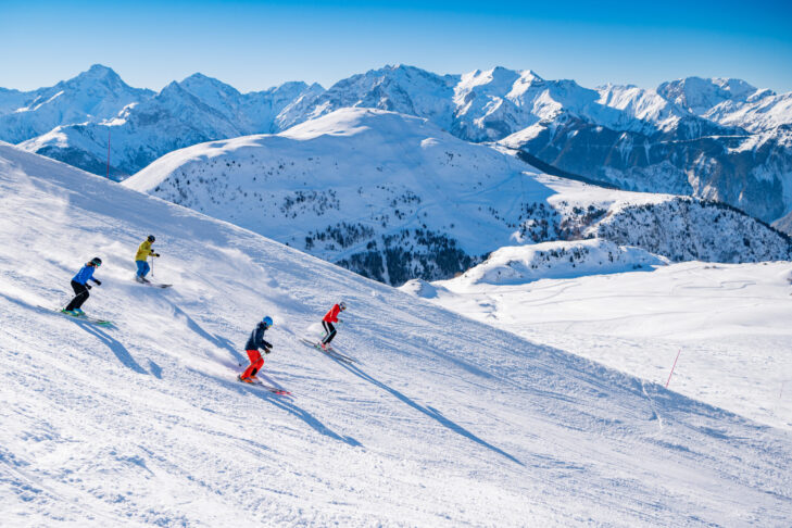 In Alpe d'Huez, skiers and snowboarders can rack up hundreds of slope kilometres per day, often above 3,000 m, guaranteeing snow coverage all winter long.