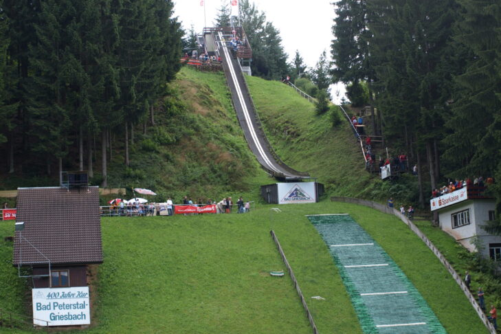 De skischans in Bad Griesbach in het Beierse Woud werd gebouwd in 1954 en bedekt met kunststof matten in 1966/67