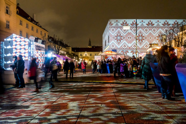 Kunstvolle lichtinstallaties op de kerstmarkt in het Weense museumkwartier.