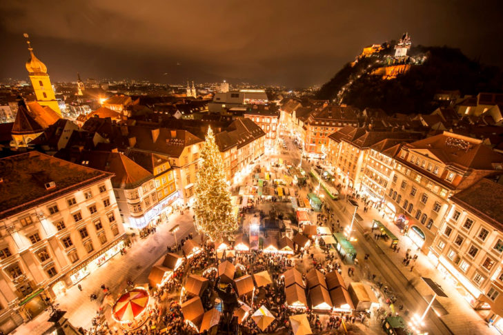 Grazer kerstmarkt met huisberg.