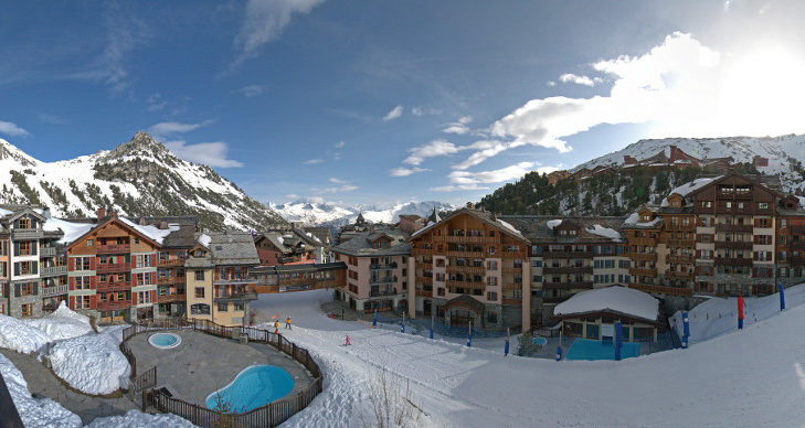 Zwembad en pistes liggen in Les Arcs direct naast elkaar.