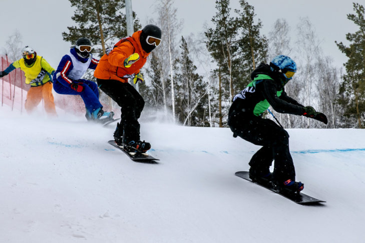 Bij boardercross gaan er tussen de vier en zes racers tegelijk de baan op.