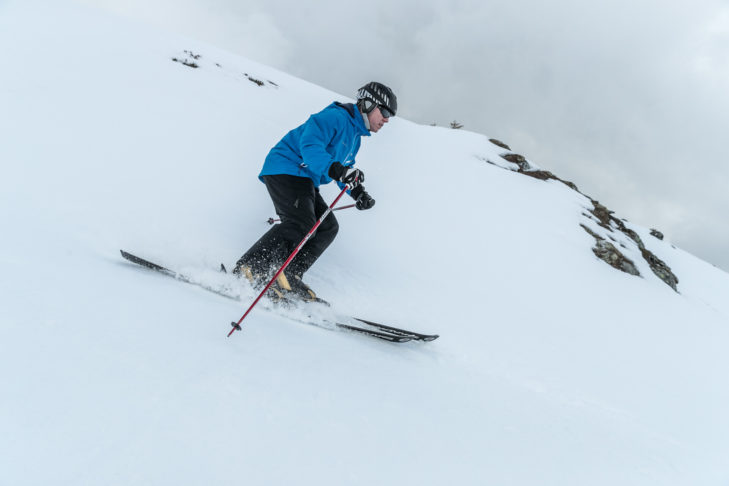 Bij de korte zwaaitechniek is het bovenlichaam naar het dal gericht.