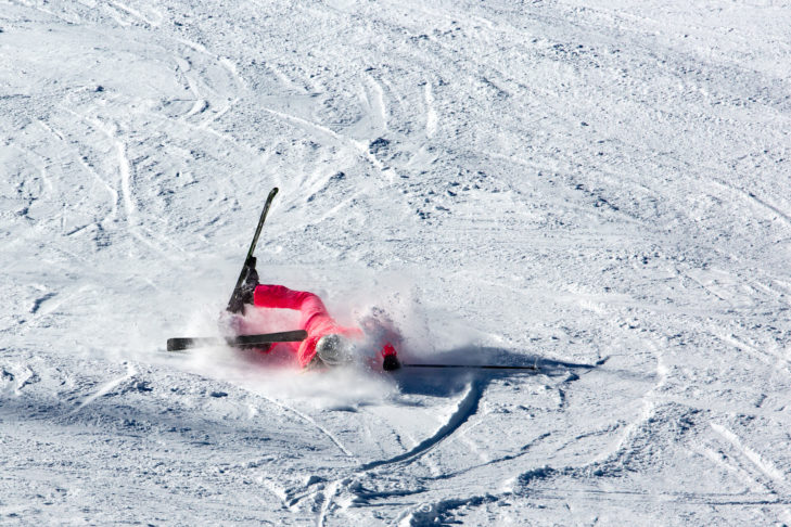 Bij een val op of buiten de piste vangt een rugbeschermer de klap op.