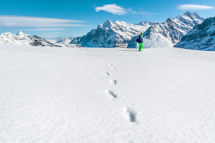 Midden in de natuur zijn sneeuwliefhebbers helemaal één met zichzelf tijdens het toerskiën