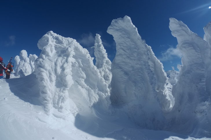 Sneeuwjacht in Hakkoda, Japan ... De sneeuw in Canada en Japan wordt champagnesneeuw genoemd en is erg populair bij wintersporters.