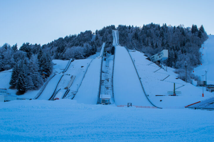 Het nieuwe wintersportjaar wordt ingeluid met de Nieuwjaarswedstrijd op de Große Olympiaschanze in Garmisch-Partenkirchen.
