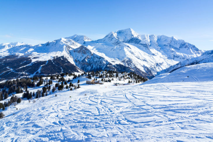 Zicht op een ongeprepareerde piste in de skiregio Paradiski.