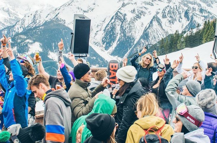 Après-ski sfeer in de 'Pilzbar' in Mayrhofen.