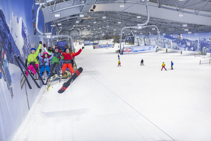 In overdekte skihallen kunnen skiërs in Europa het hele jaar door plezier in de sneeuw beleven.