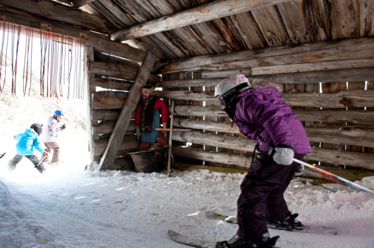 Kinderen skiën door het Hexenhaus in het skigebied Silvapark Galtür.