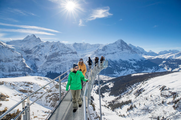 De Cliff Walk loopt niet alleen rondom de berg, maar biedt ook een uitkijkplatform recht boven de afgrond.