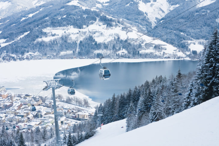 Vanuit de kabelbaan in Zell am See hebben wintersporters een fantastisch uitzicht op het meer van Zell.