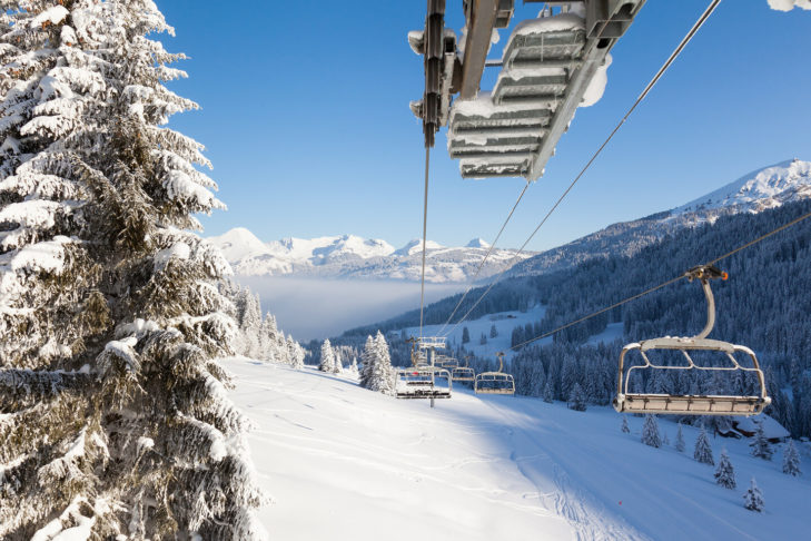 Bergpanorama vanaf de stoeltjeslift boven de wolken in Portes du Soleil.