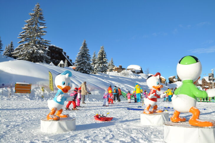 Op veel plaatsen op de pistes zijn er hoogtepunten voor kleine skiërs